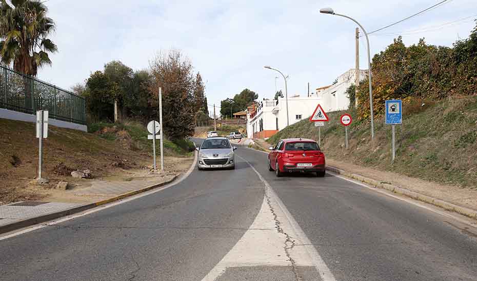 Vehículos circulando por la carretera A-8063.